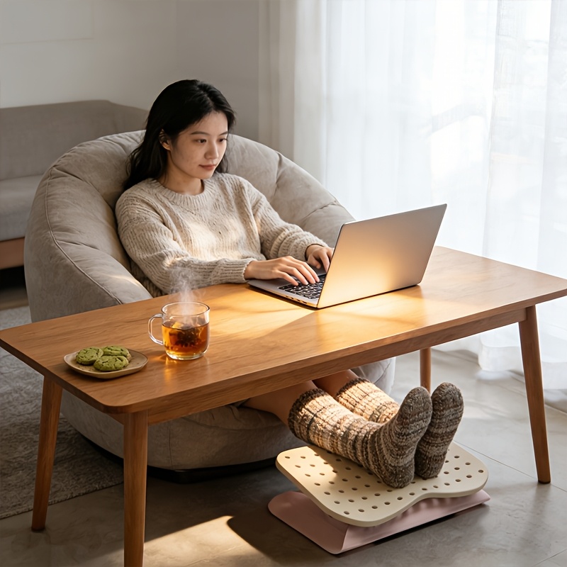 Footrest Under Desk - 持ち運び可能な、穴あきデザインのフットレスト。人間工学に基づいた設計で、デスク下に設置し、自宅やオフィスでの作業時に脚の疲労を軽減し、リラックス効果をもたらします。